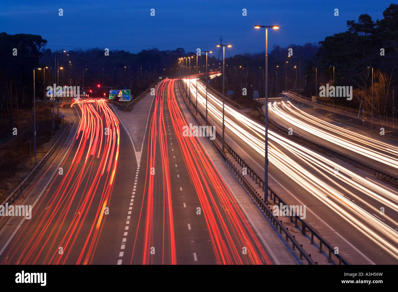 La strada a doppia carreggiata di notte Foto Stock