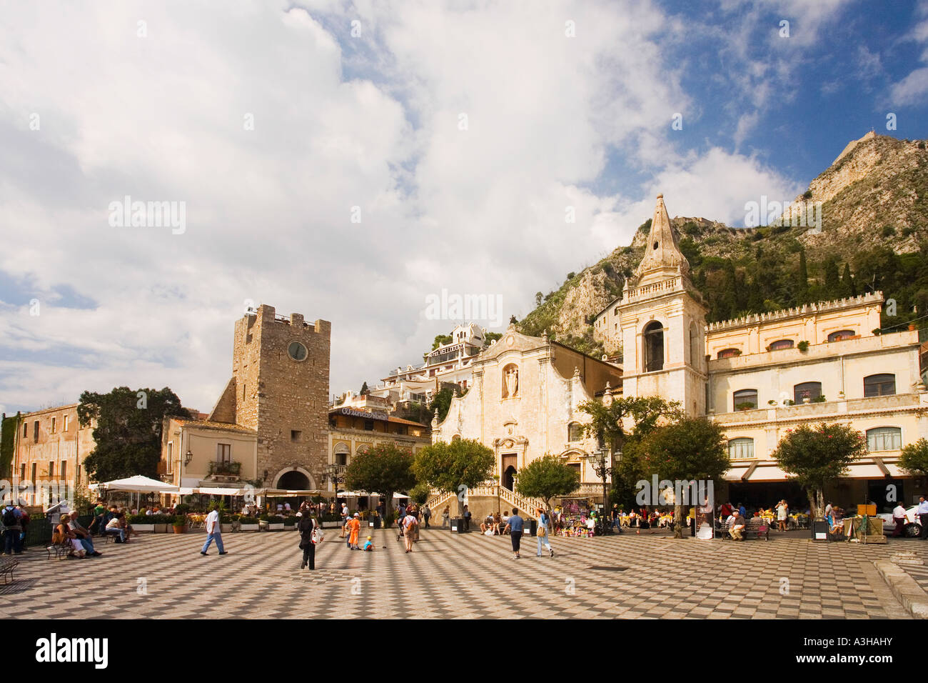 9 aprile Piazza e Chiesa di Sant'Agostino con turisti nel sole e caffetterie Taormina Sicilia Foto Stock
