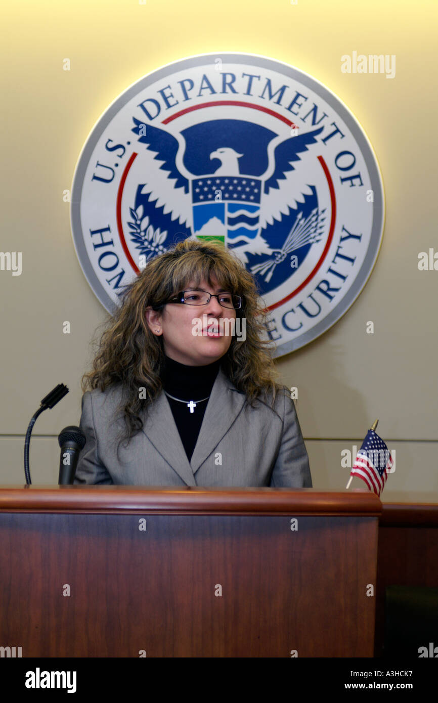 Donna che parla a US Department of Homeland Security podio Foto Stock