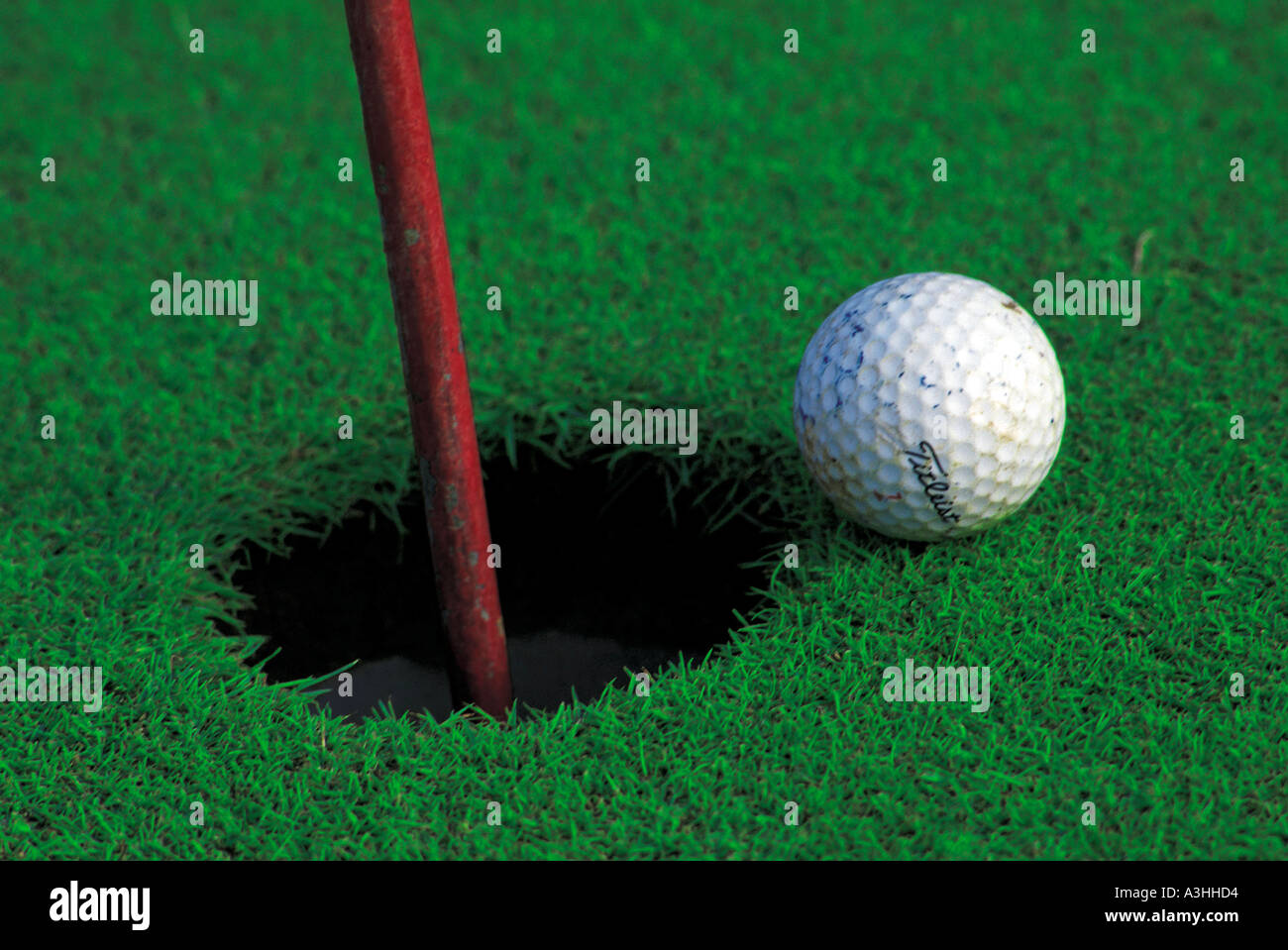 Palla da golf sul green in prossimità del bordo del foro solo uso editoriale Foto Stock
