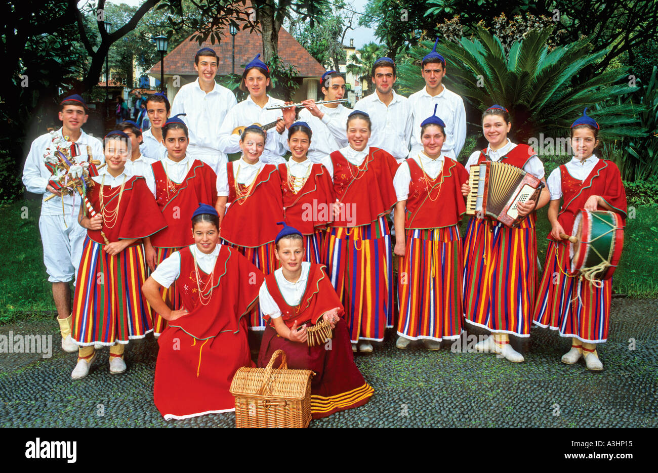 Gruppo Folcloristico di Camacha che posano per una foto, Camacha, Isola di Madeira, Portogallo, Europa Foto Stock