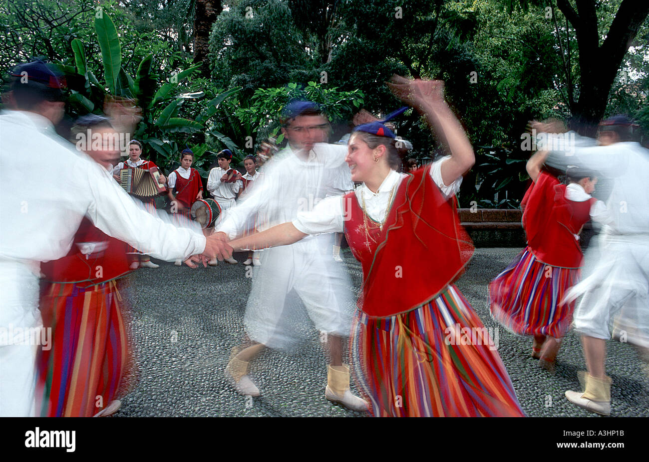 Gruppo Folcloric di Camacha dancing per turisti, Camacha, Isola di Madeira, Portogallo, Europa Foto Stock