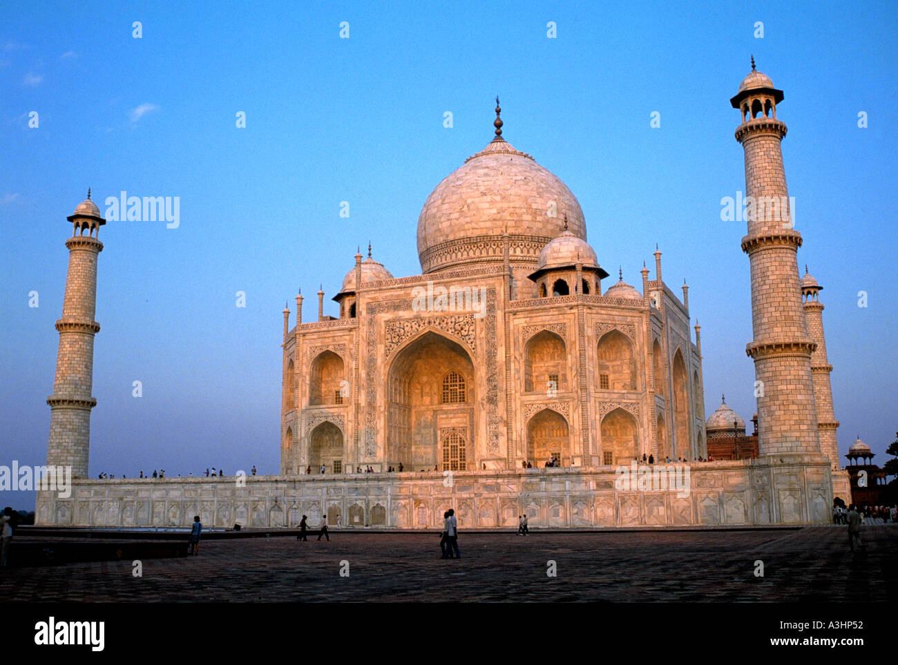 Mausoleo Taj Mahal alla sera vicino alla città di Agra stato di Uttar Pradesh, India Foto Stock