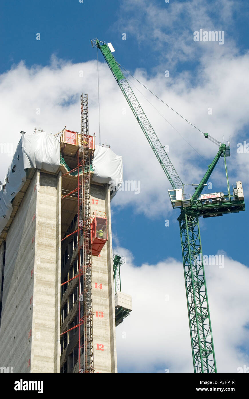 Calcestruzzo Strutturale core nuovo alto blocco ufficio costruzione edilizia il sito e la piattaforma di lavoro paranco passeggero & gru a Londra England Regno Unito Foto Stock