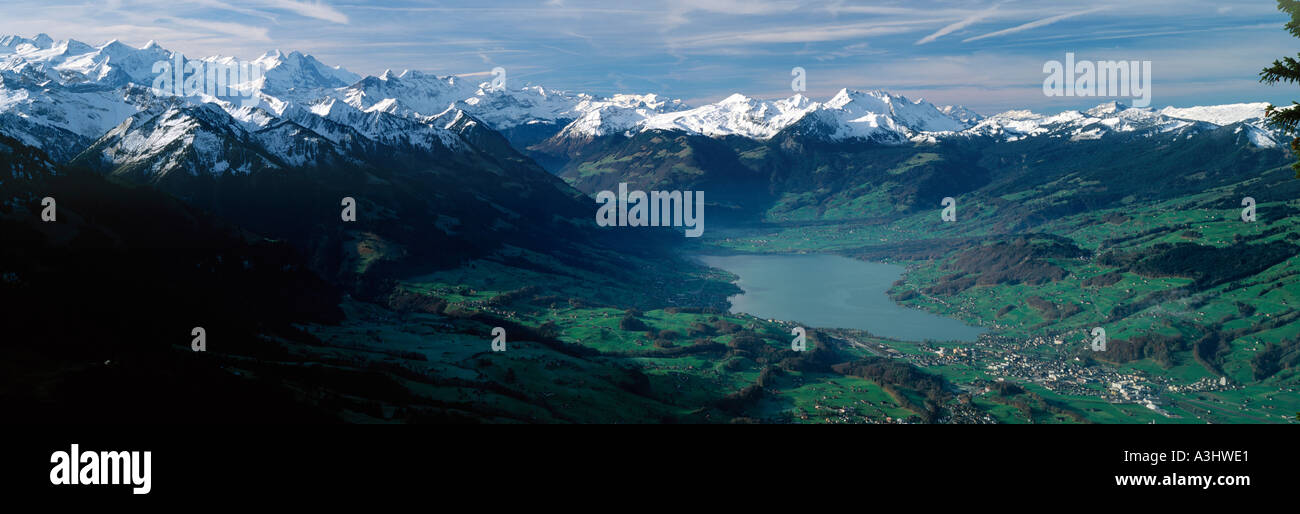 Vista dal Monte stanserhorn alle Alpi bernesi e Lago di Sarnen villaggio di Sarnen cantone di Obvaldo svizzera Foto Stock