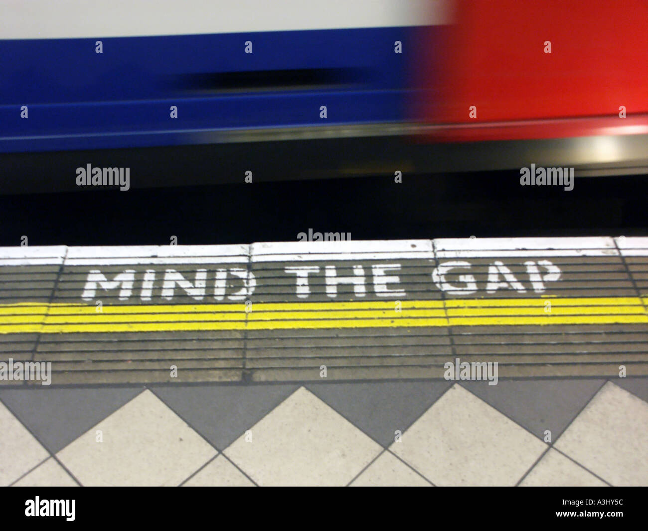 Stazione della metropolitana di Bank di Londra il bordo della piattaforma con il treno e il segnale di avvertimento possibile concetto di immagine Foto Stock