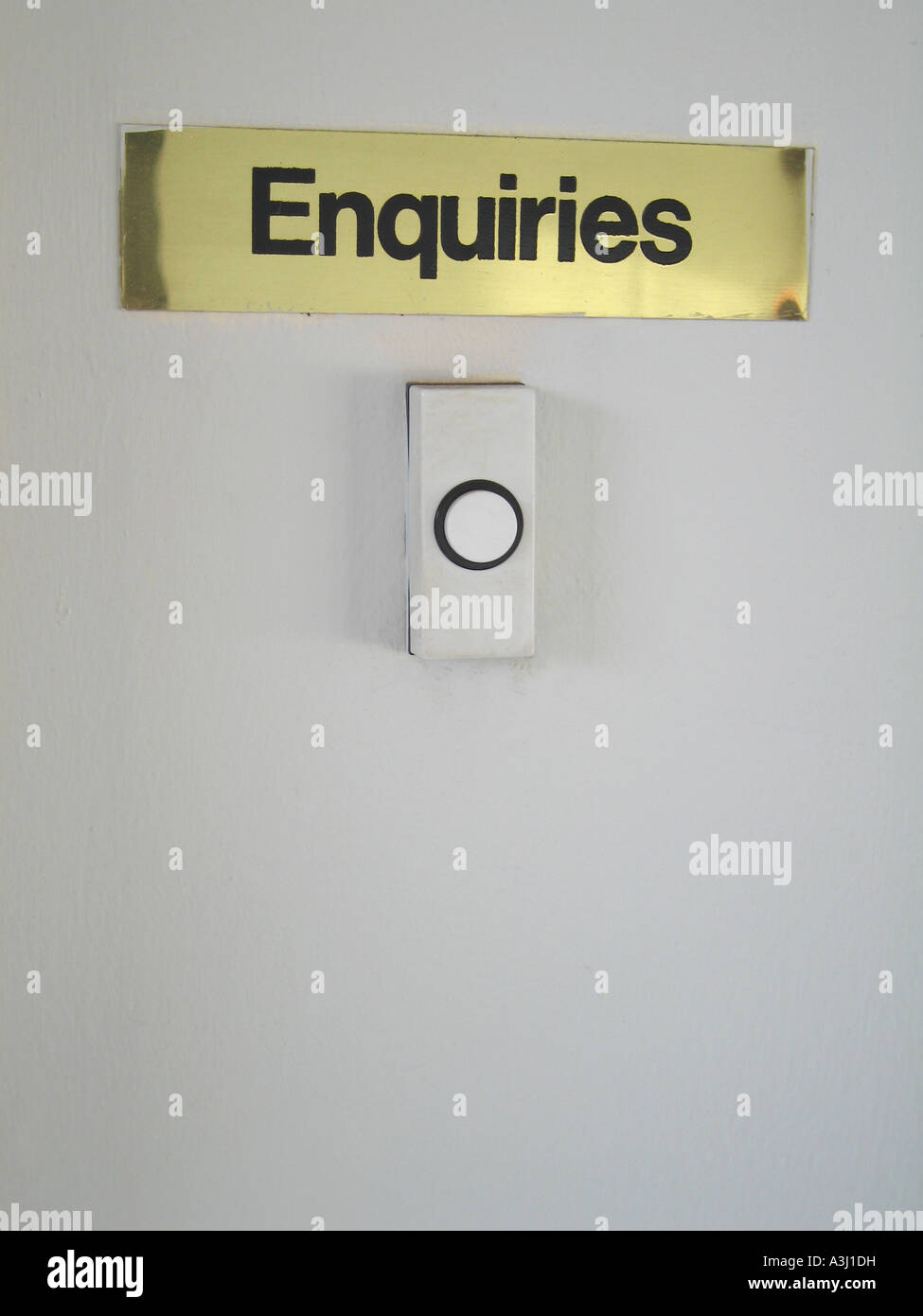 Indagini campana pulsante di chiamata sulla parete per ufficio Foto Stock