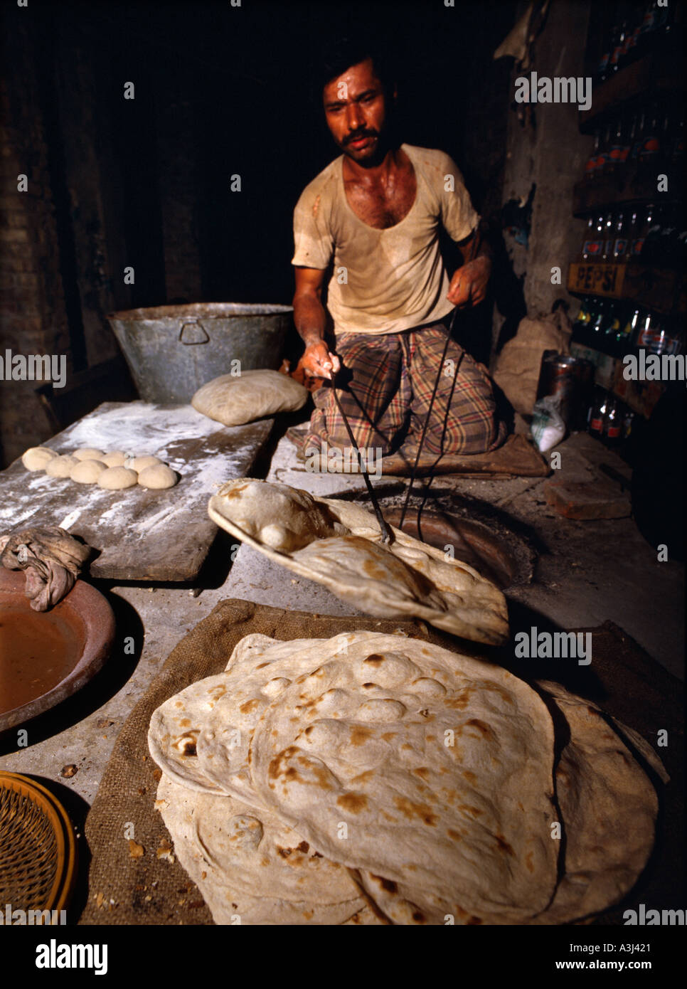 Chapatis di cottura in un forno tandoori a Lahore in Pakistan Foto stock -  Alamy