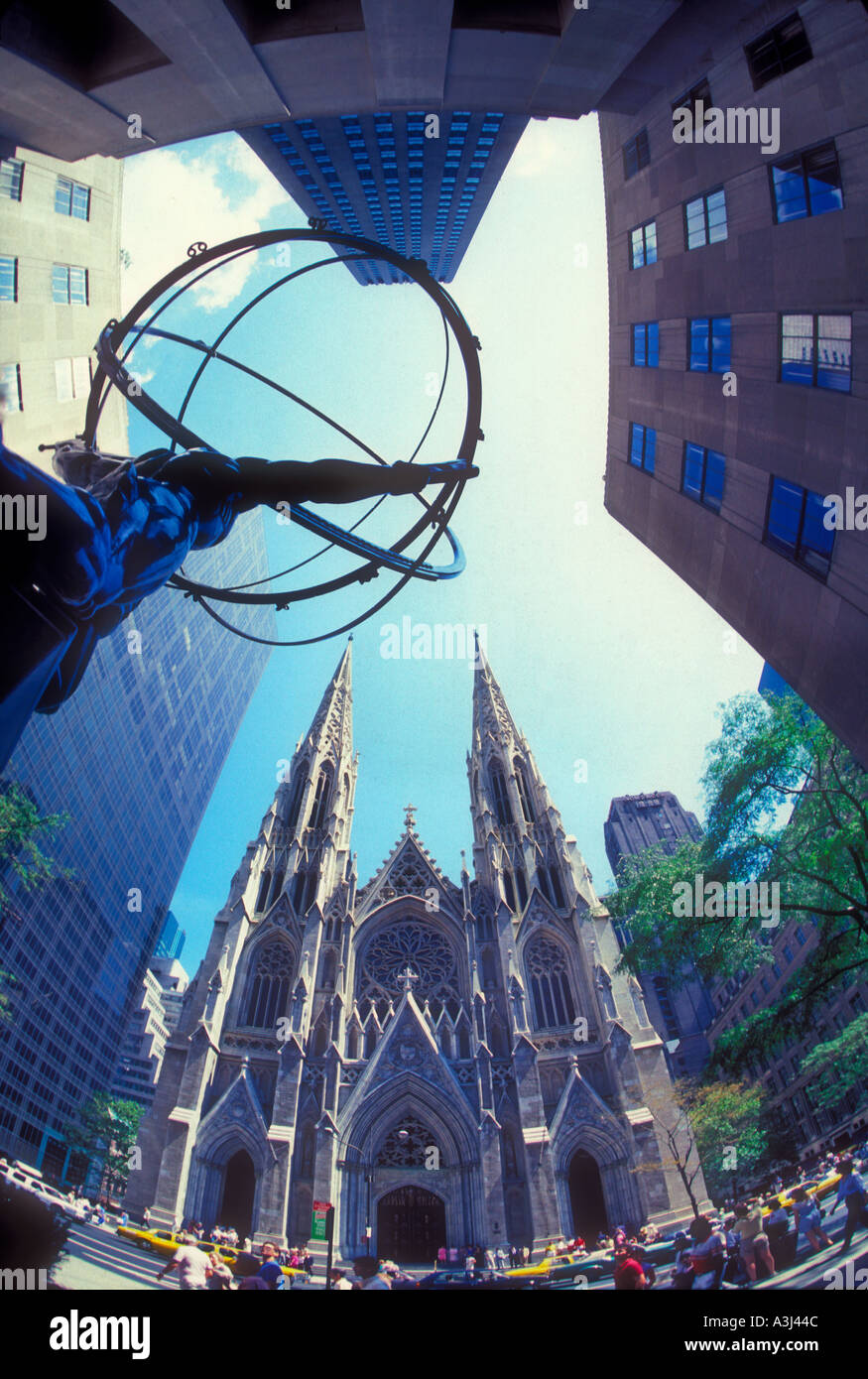 Saint Patrick Cathedral e Zeus Fifth Avenue di New York City Foto Stock