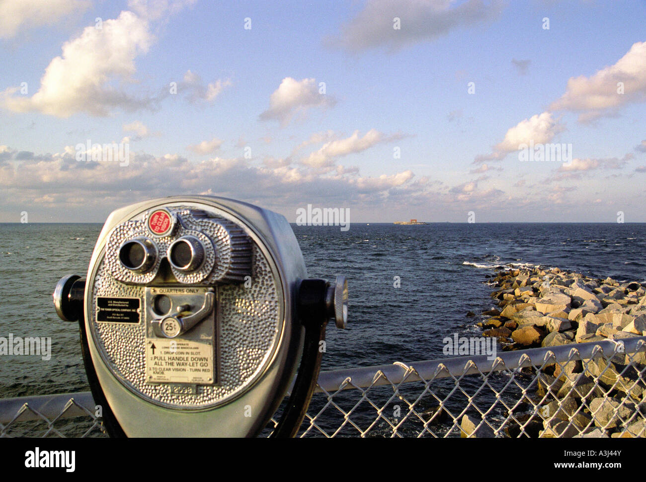 Il binocolo sulla Chesapeake Bay Bridge Tunnel, Virginia, Stati Uniti d'America Foto Stock