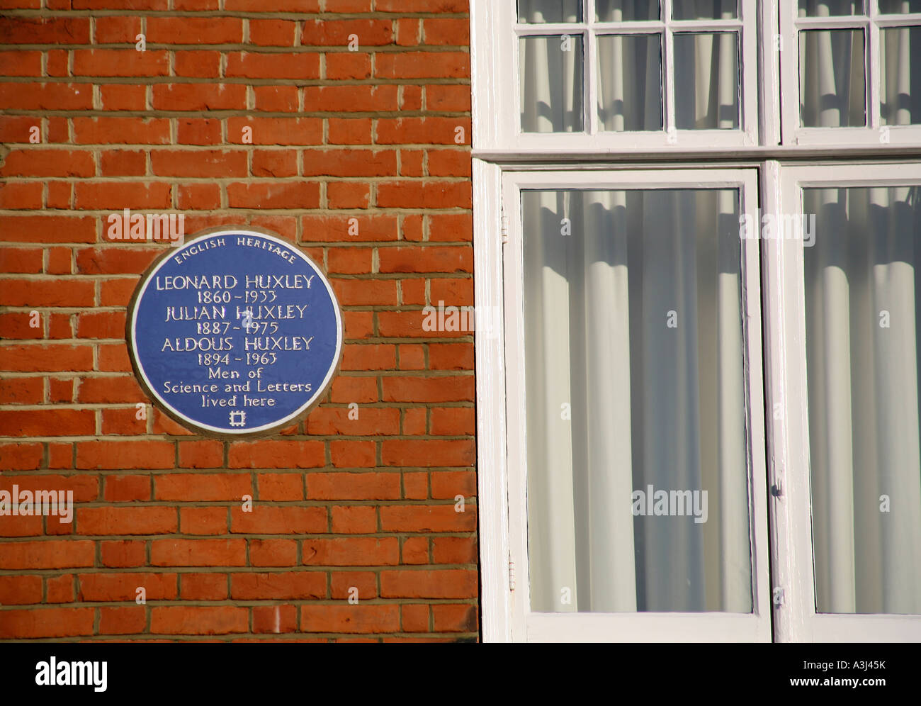 English Heritage targa blu sulla casa di Hampstead, Londra per Leonard, Julian e Aldous Huxley Foto Stock