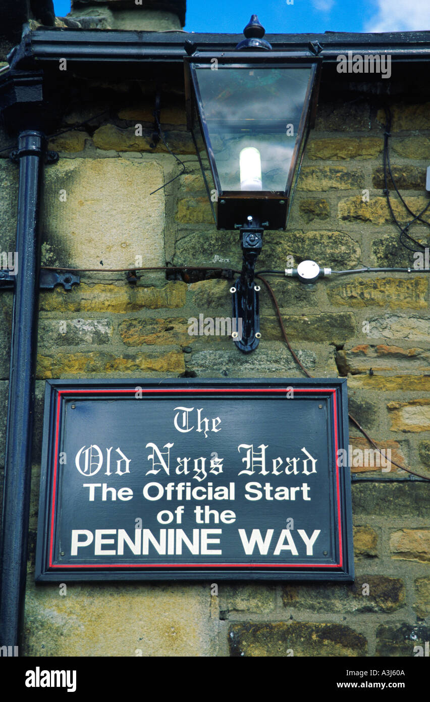Segno per contrassegnare l'inizio ufficiale delle Pennine Way al vecchio Nag testa a Edale nel distretto di Peak Derbyshire Inghilterra Foto Stock