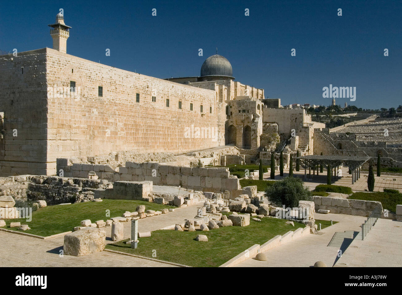 Le rovine della fortificazione di Fatimid a Gerusalemme il parco archeologico sotto al moschea Aksa lungo la parete meridionale del Haram al S Foto Stock