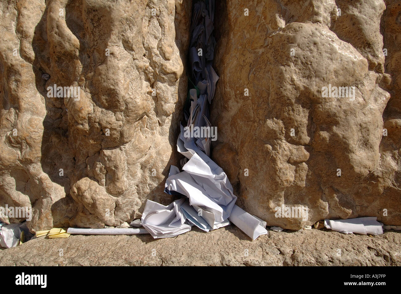 Fogli di carta contenenti preghiere incastrati nelle fessure della parete occidentale santo ebraica sito nella città vecchia di Gerusalemme Israele Foto Stock
