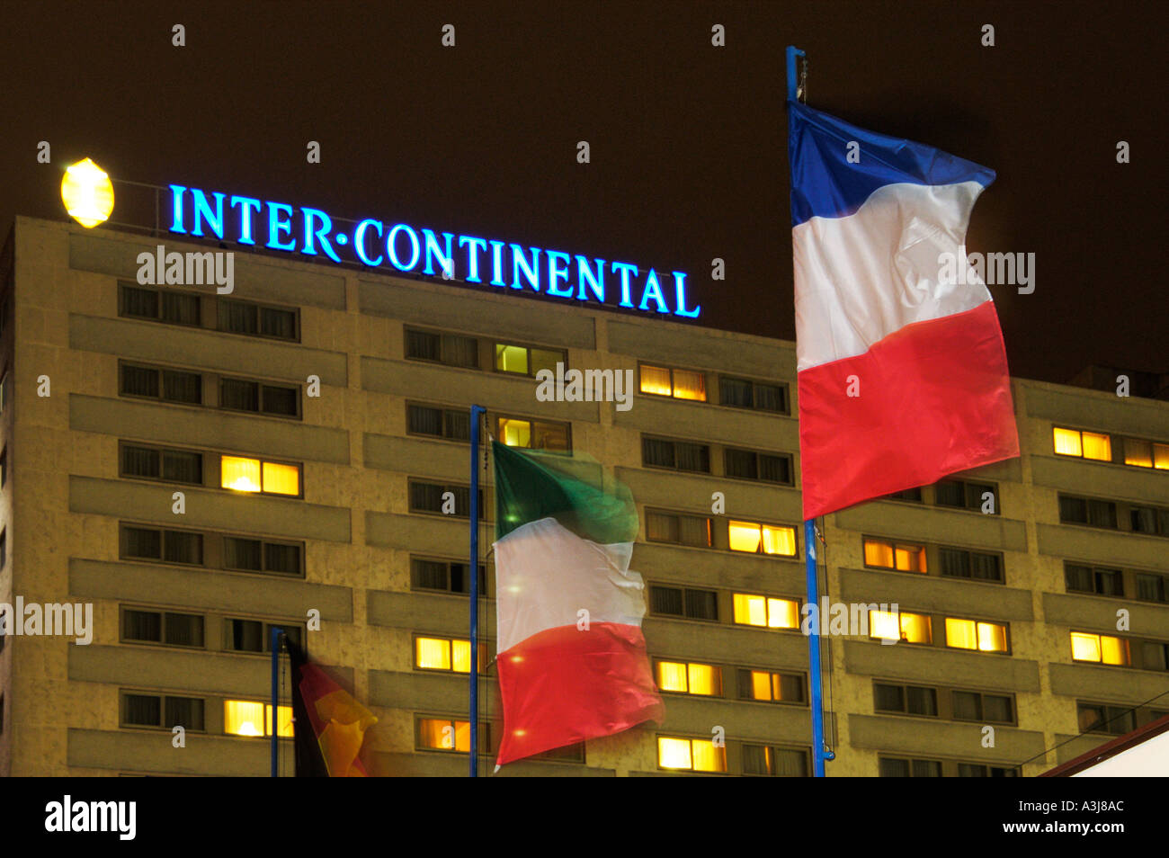 L'hotel Intercontinental con bandiere di Francia e Italia a vienna austria Foto Stock