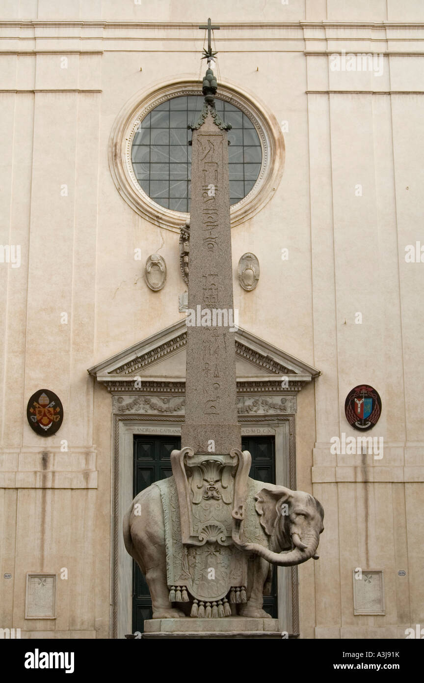 Un elefante che porta un obelisco del 580 a.C., progettato dall'artista italiano Lorenzo Bernini contro la facciata di Santa Maria sopra Minervain a Roma Italia Foto Stock