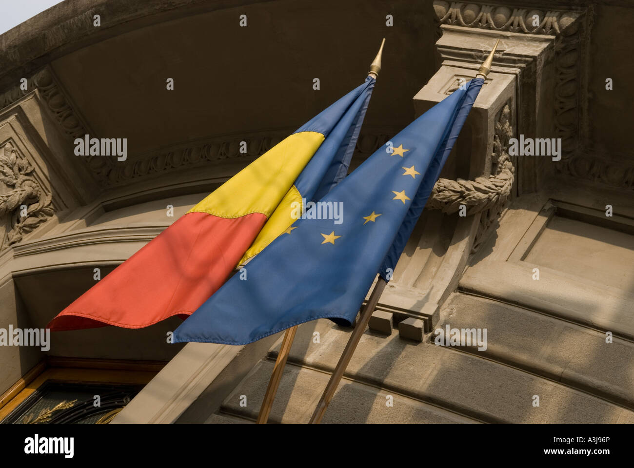 Bandiera rumena sventolare accanto alla bandiera UE a Bucarest Romania Foto Stock