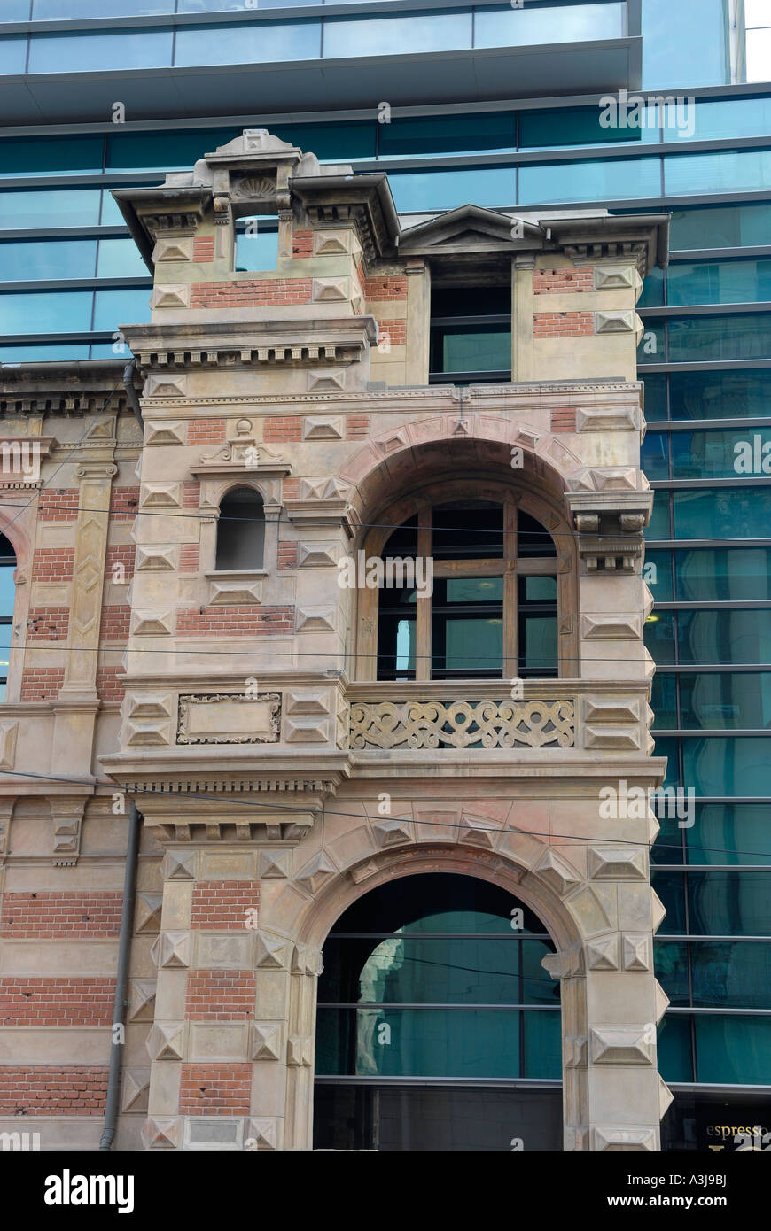 La sede dell'Unione degli architetti rumeni mostra la combinazione di facciata della fine del XIX secolo e un moderno edificio in vetro a Bucarest, Romania. Foto Stock