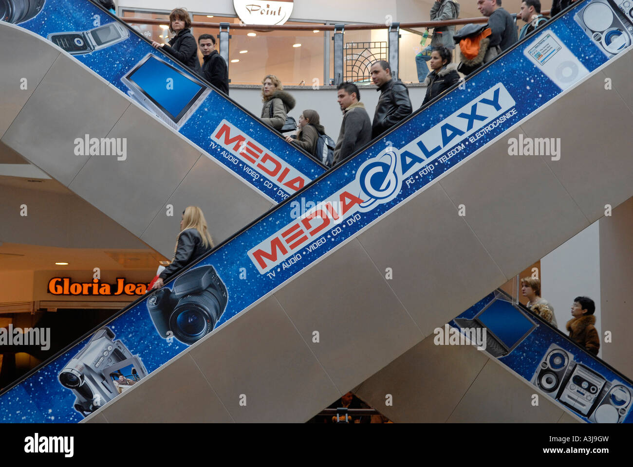 Gli amanti dello shopping su scale mobili in corrispondenza di un magazzino, Bucarest Romania Foto Stock