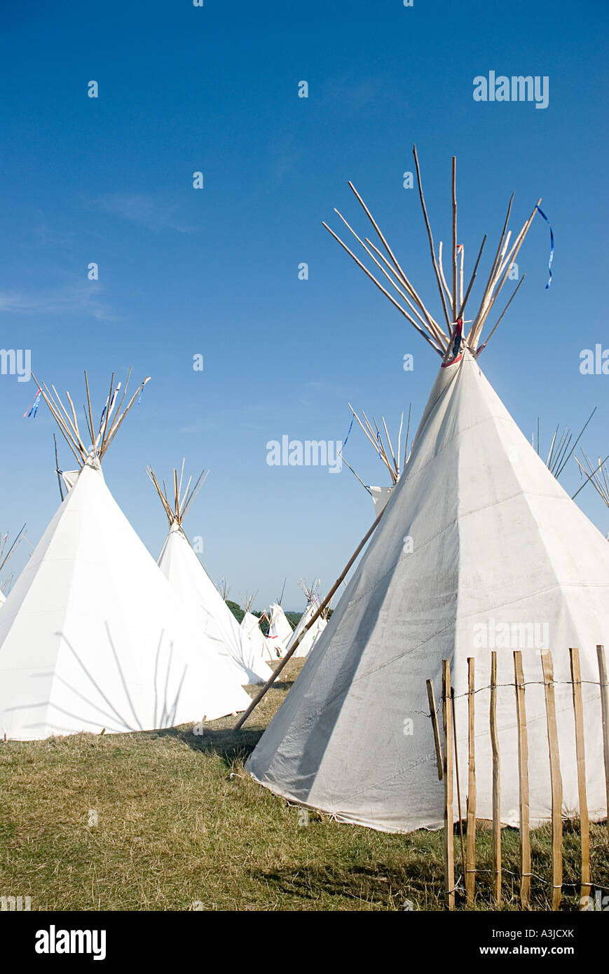Teepees in un campo Foto Stock