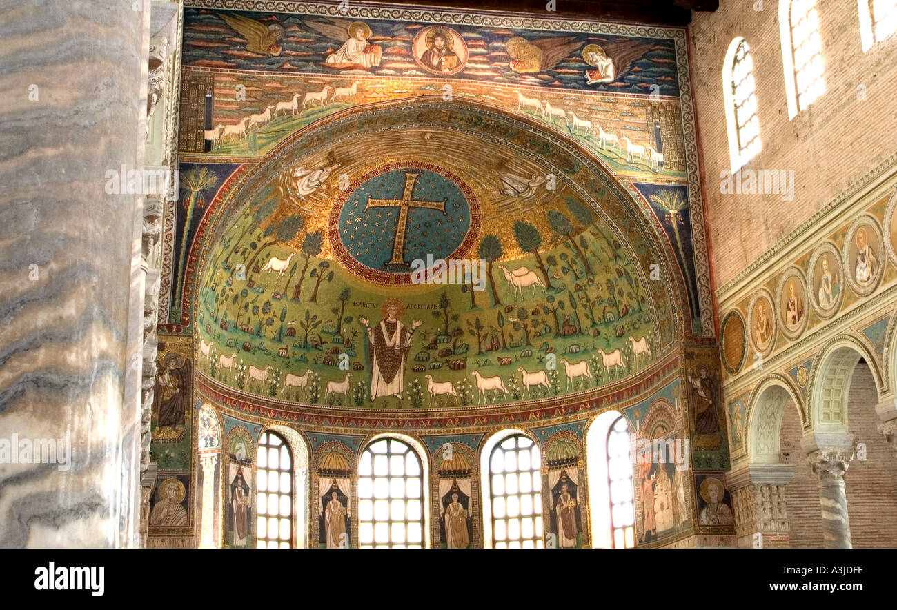 La chiesa di Sant Apollinare in Classe appena fuori Ravenna Italia con mosaici paleocristiani