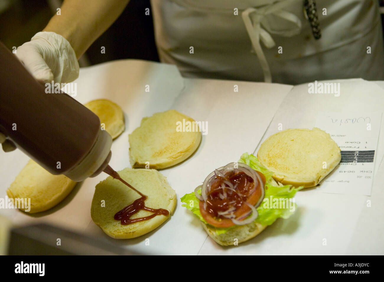 Preparazione di un hamburger in Burger comune ristorante al Parker Meridien Hotel New York Foto Stock