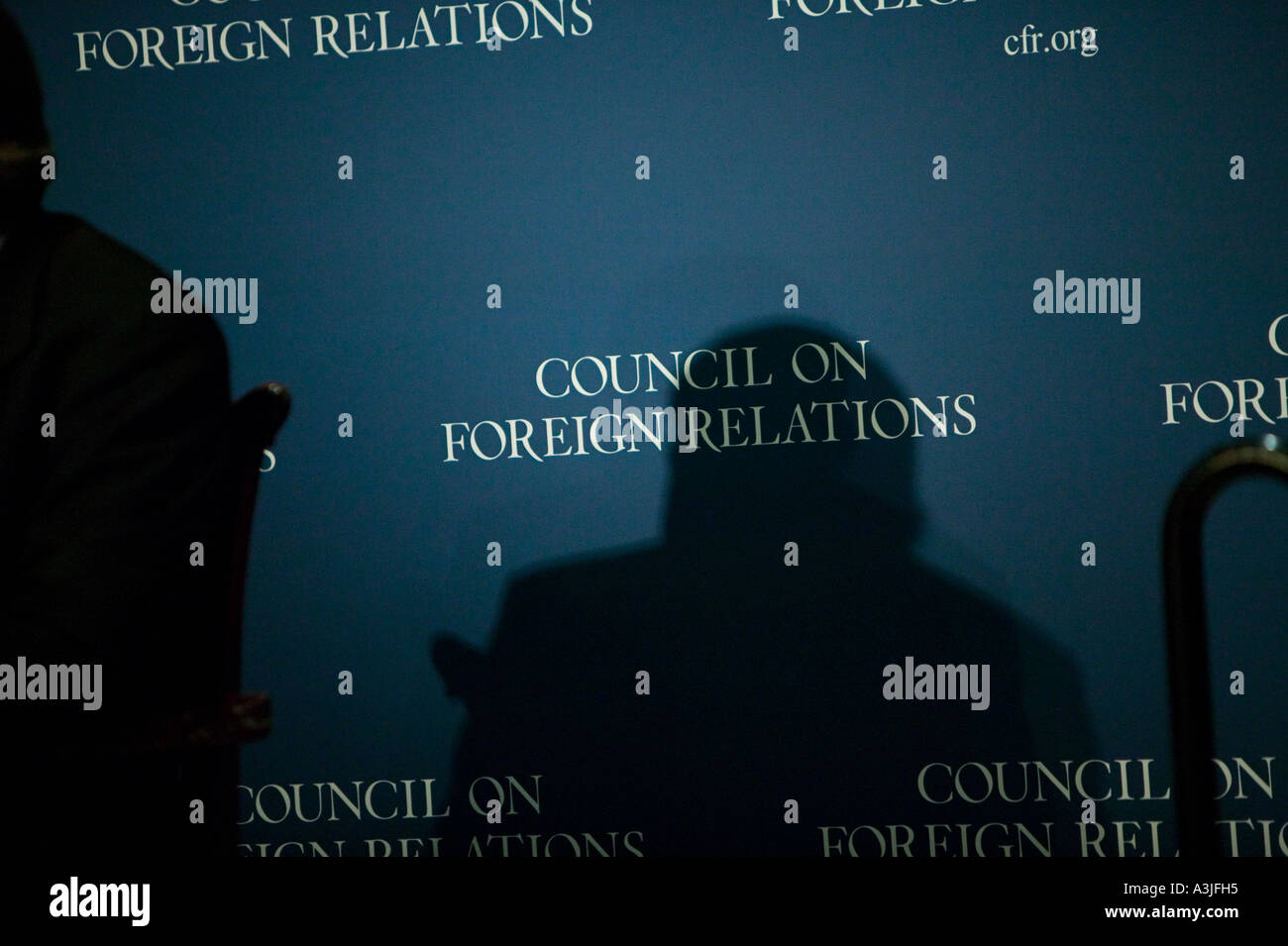 Un oratore ospite s ombra colpisce il logo parete coperta al Consiglio per le relazioni estere durante un talk in New York City USA Janua Foto Stock