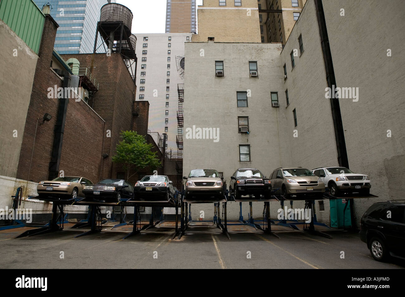 Vista di un open air multi livello di impilamento parco auto sistema in New York City USA Giugno 2005 Foto Stock