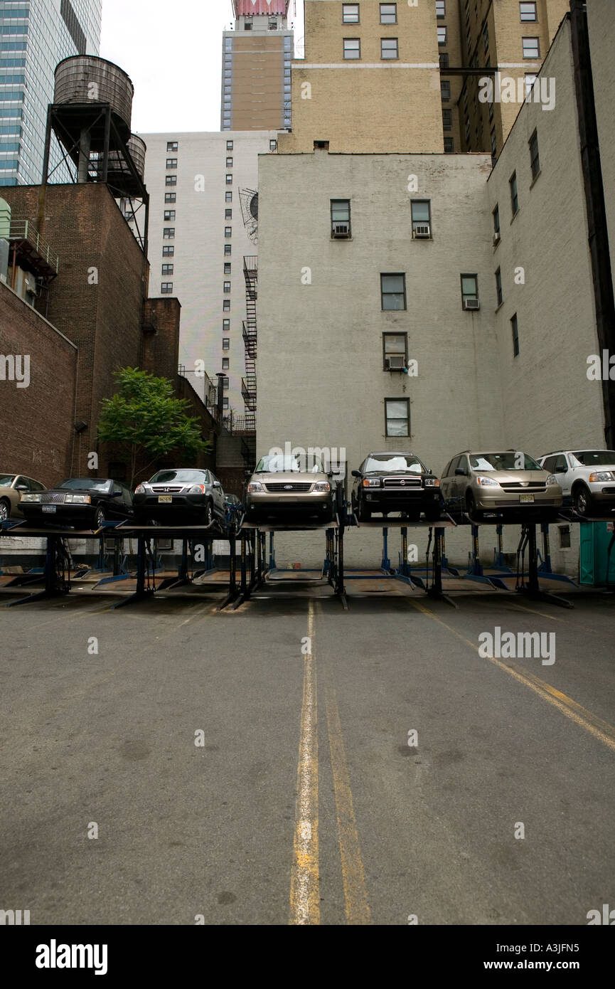 Vista di un open air multi livello di impilamento parco auto sistema in New York City USA Giugno 2005 Foto Stock