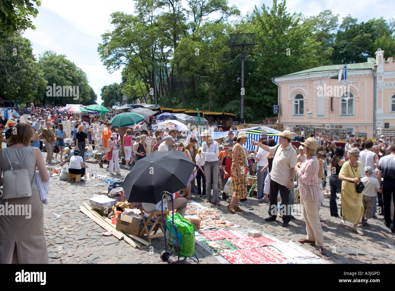 Andrijivskyj strada del mercato di souvenir e il concessionario shopper in Kiev, Ucraina 2005 Foto Stock