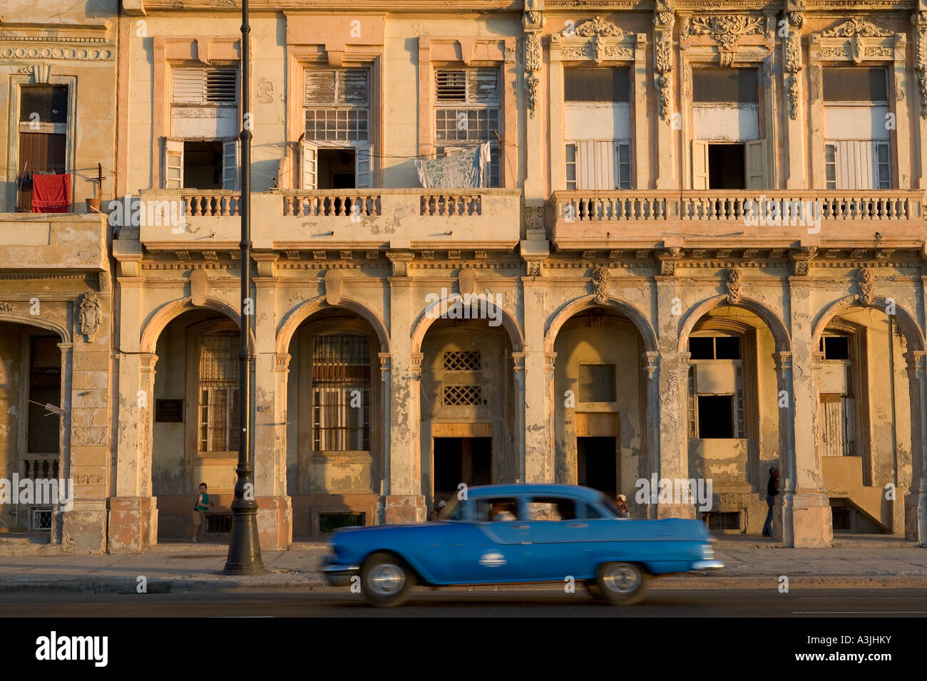 1950 s vettura americana, Malecon fronte mare, Havana, Cuba Foto Stock