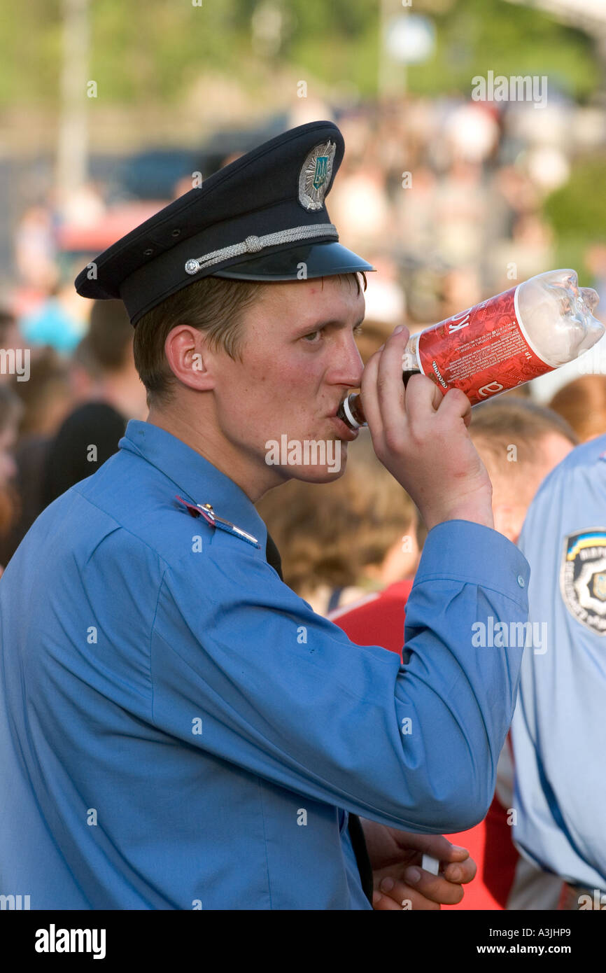 Poliziotto ucraino di bere il coke di Kiev, in Ucraina, 2005 Foto Stock