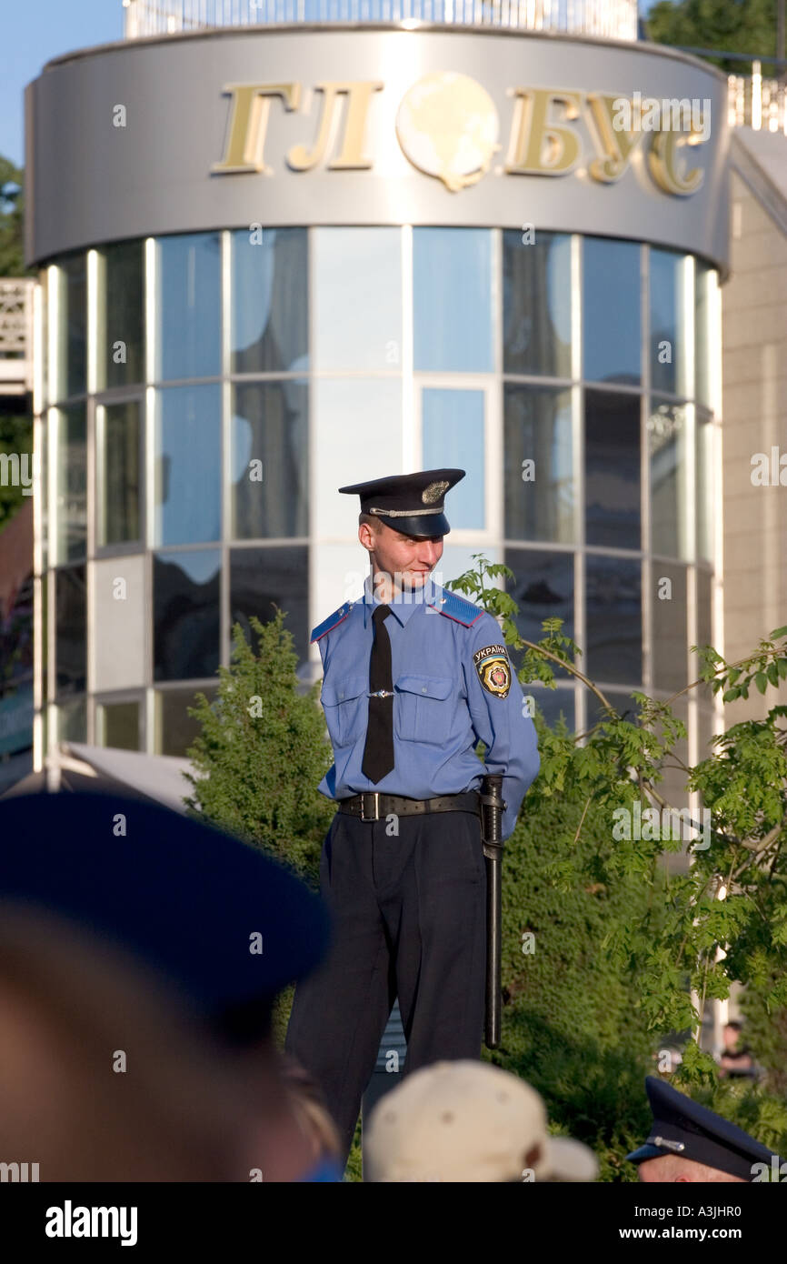 Poliziotto ucraino presso il festival estivo di Kiev, in Ucraina, 2005 Foto Stock