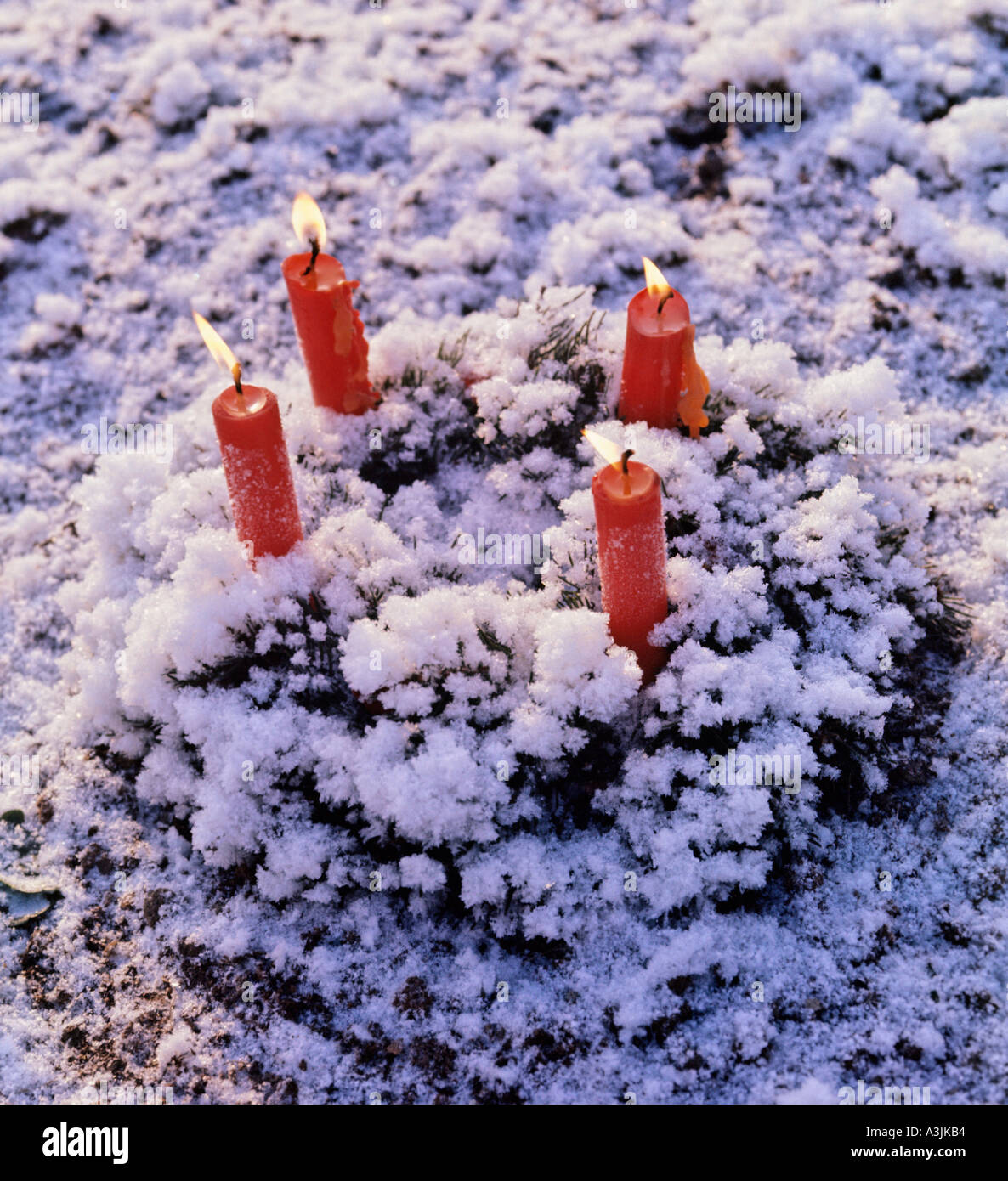 La masterizzazione di candele della corona di Avvento Foto Stock