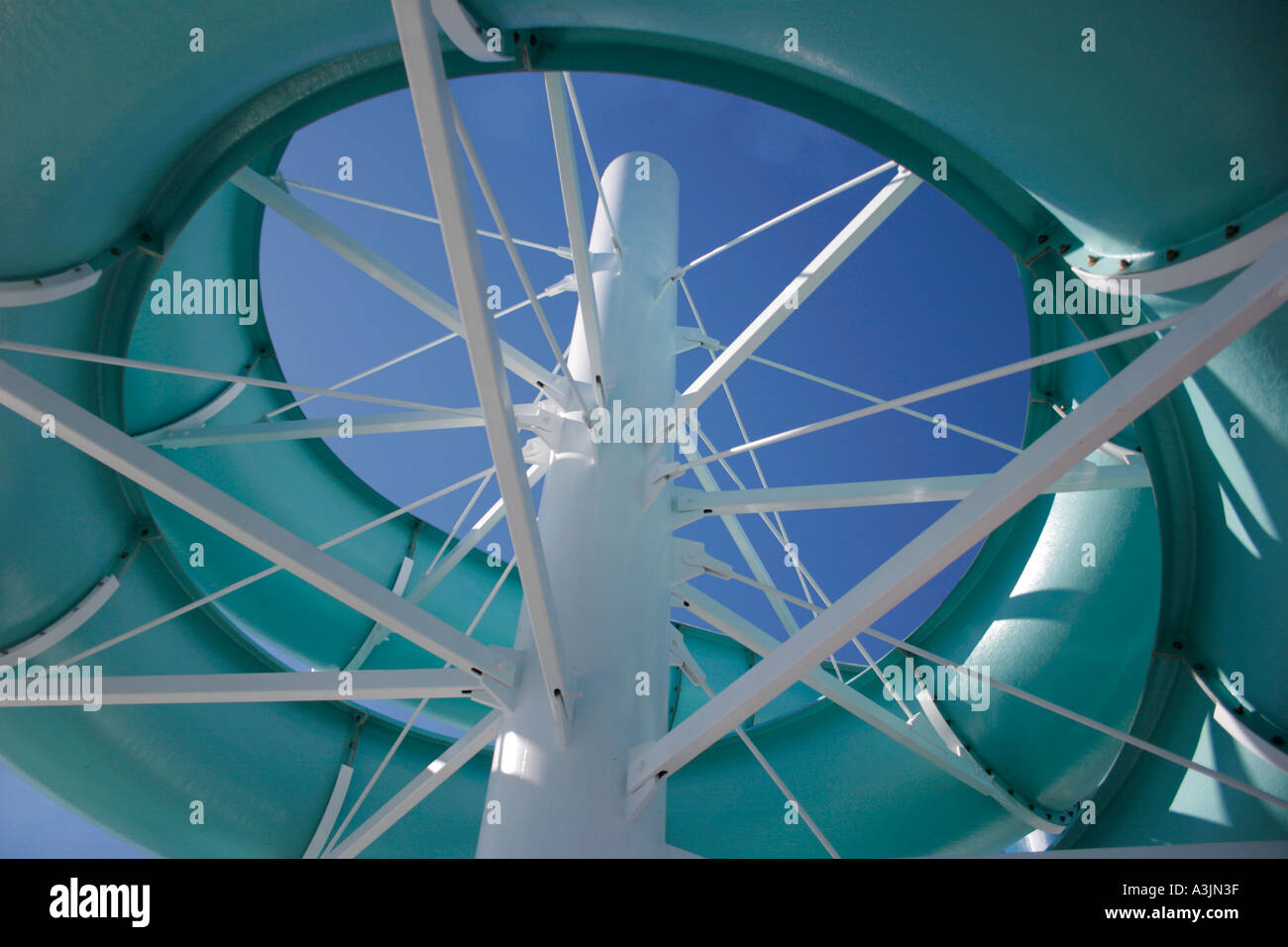 Far scorrere acqua sul bordo di una cruisship Foto Stock