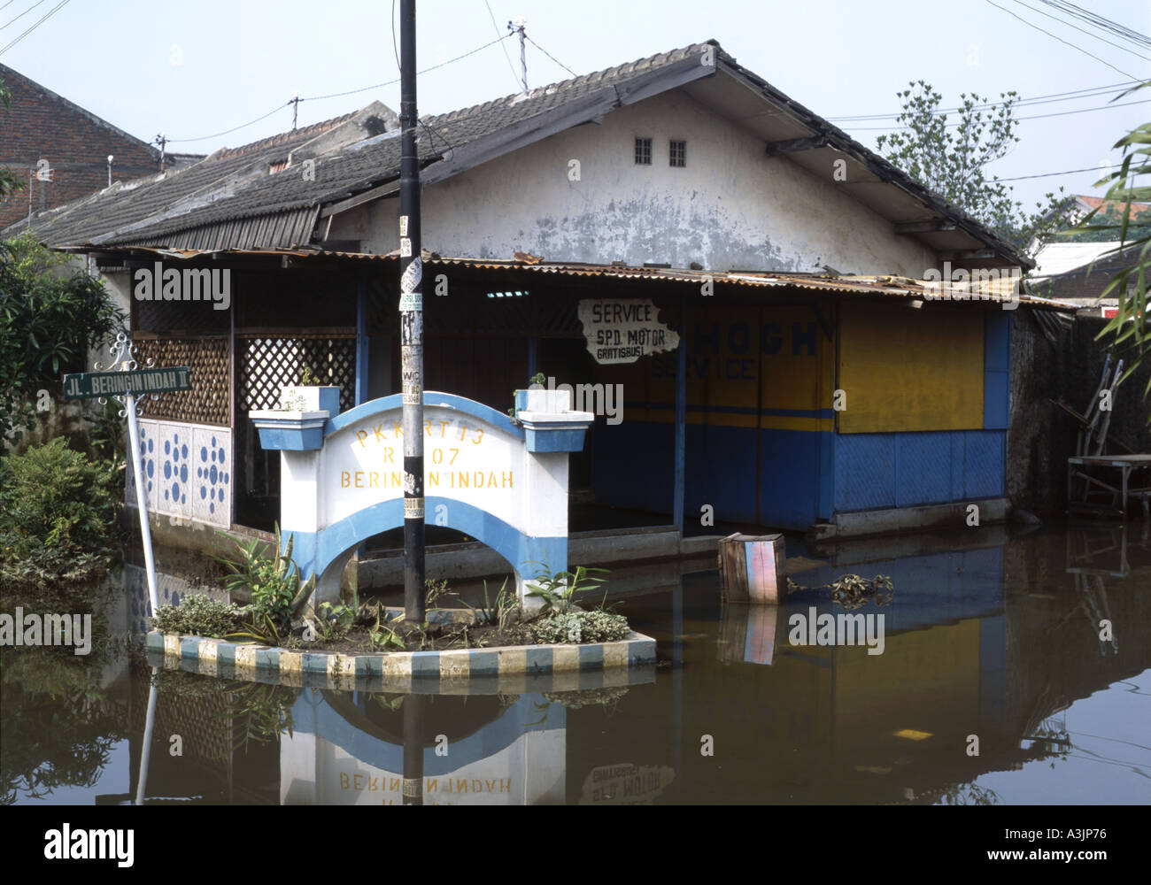 Strade allagate dopo forti piogge monsoniche trosobo vicino a Surabaya indonesia java Foto Stock