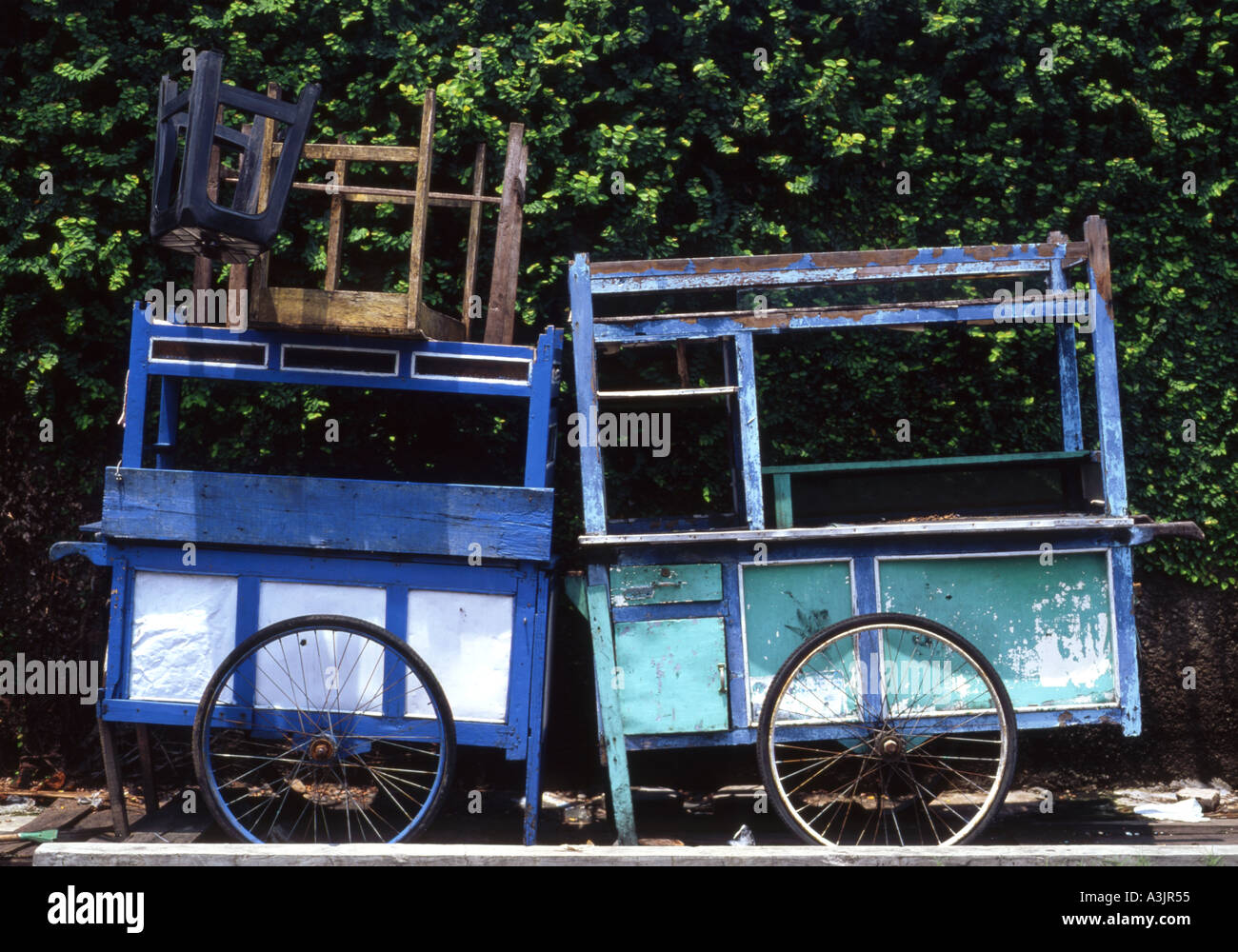 Vecchio abbandonato carrelli per alimentare vernice scrostata sul bordo della strada in Madiun East Java Indonesia Foto Stock