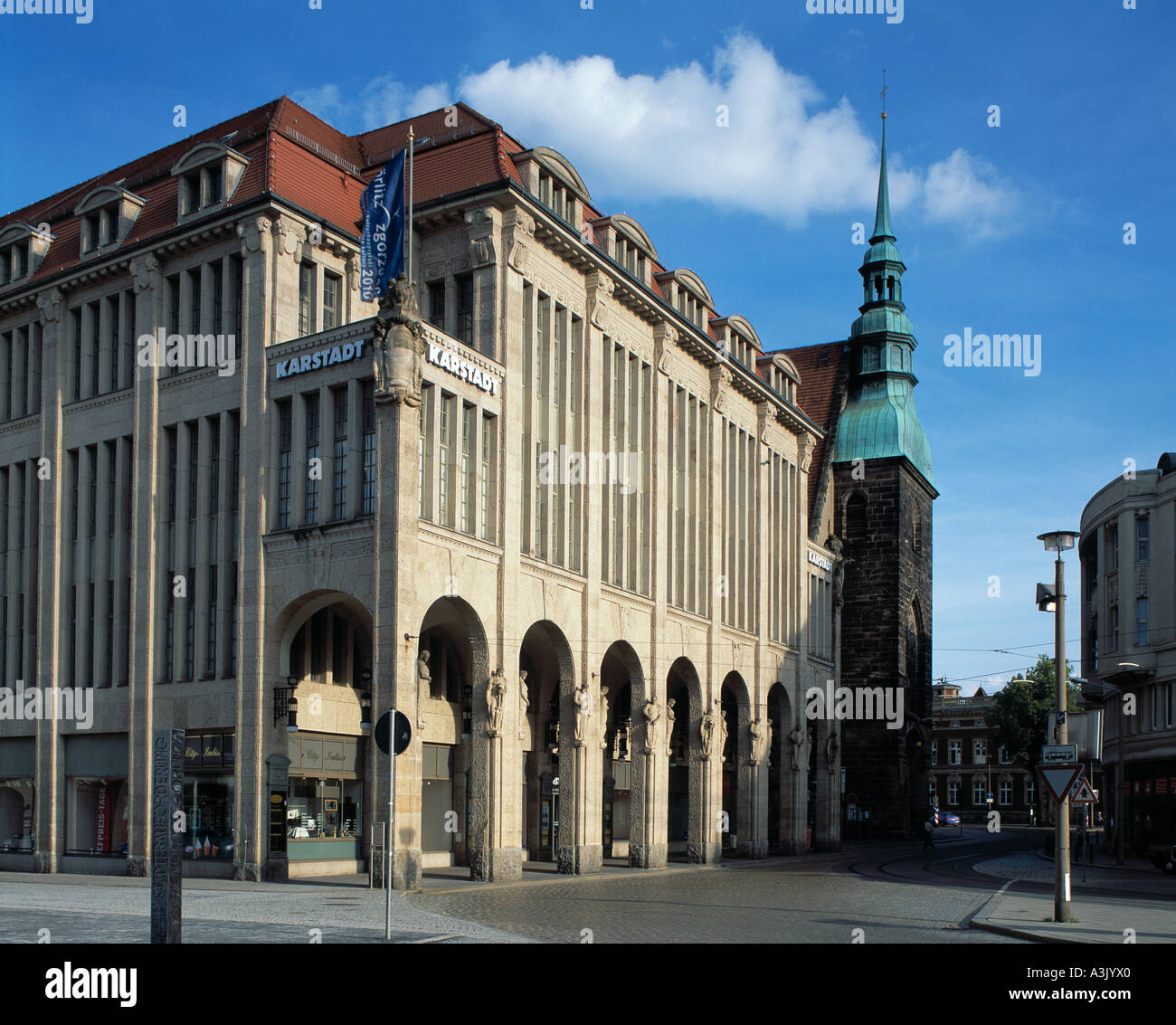 Karstadt-Warenhaus und Frauenkirche am Marienplatz in Goerlitz Foto Stock