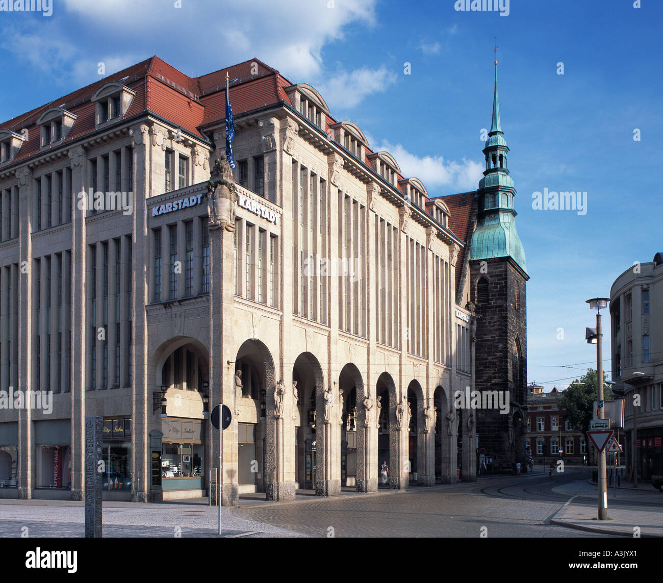 Karstadt-Warenhaus und Frauenkirche am Marienplatz in Goerlitz Foto Stock