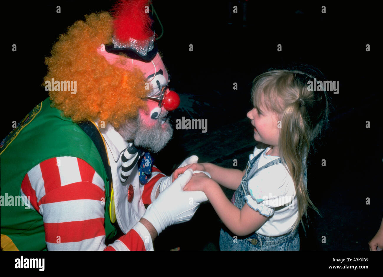 Shrine Circus clown una conversazione con un bambino di 3 anni. St Paul Minnesota USA Foto Stock