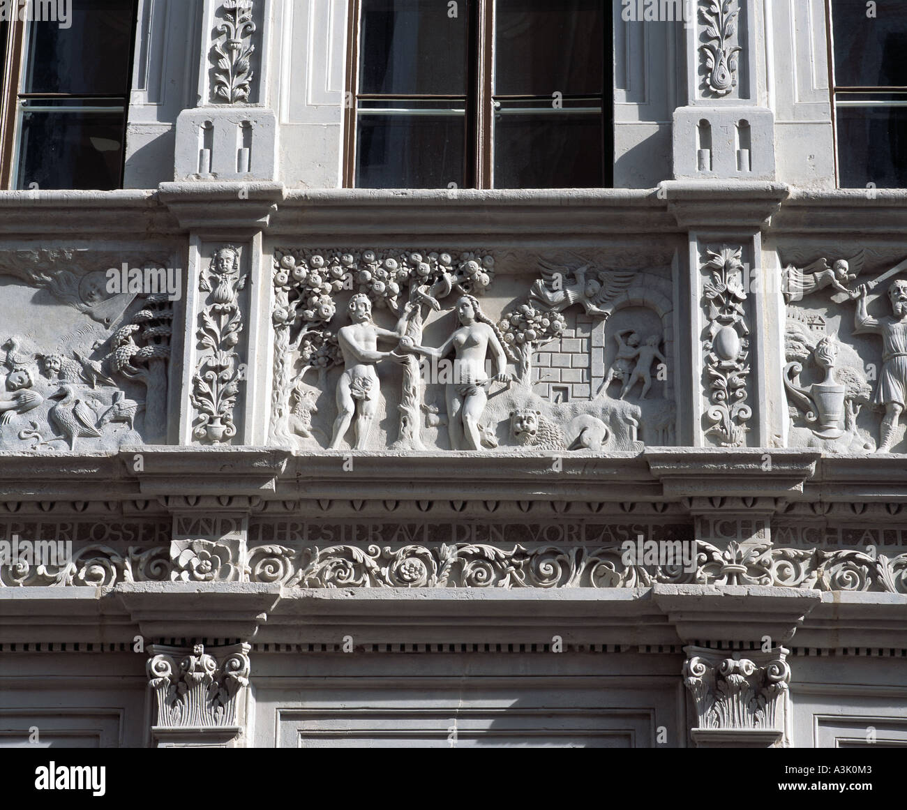 Reliefdarstellung des Suendenfalls an der Fassade des Hauses Biblischen in der Neissstrasse in Goerlitz Foto Stock