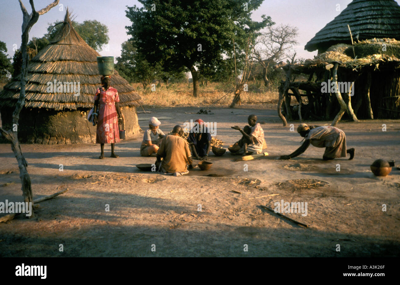 Tribeswomen nel tradizionale villaggio rurale del Sudan meridionale, Africa 2004 Foto Stock