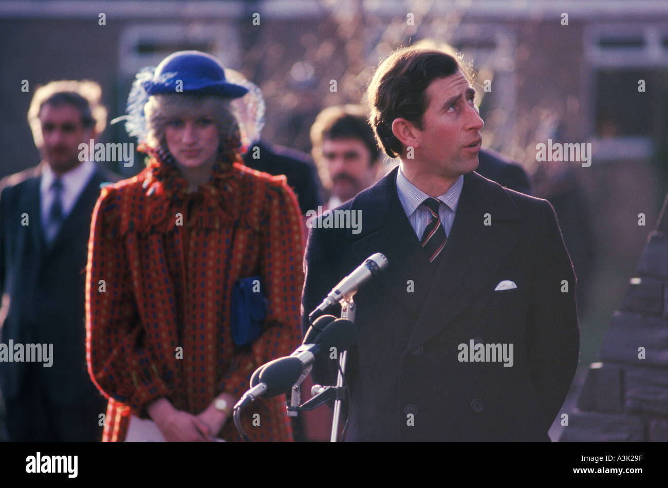 Principe Carlo Diana Principessa di Galles il loro primo tour del Galles insieme dopo il loro matrimonio. Diana Charles sembra molto triste negli anni '1982 1980 del Regno Unito. Foto Stock