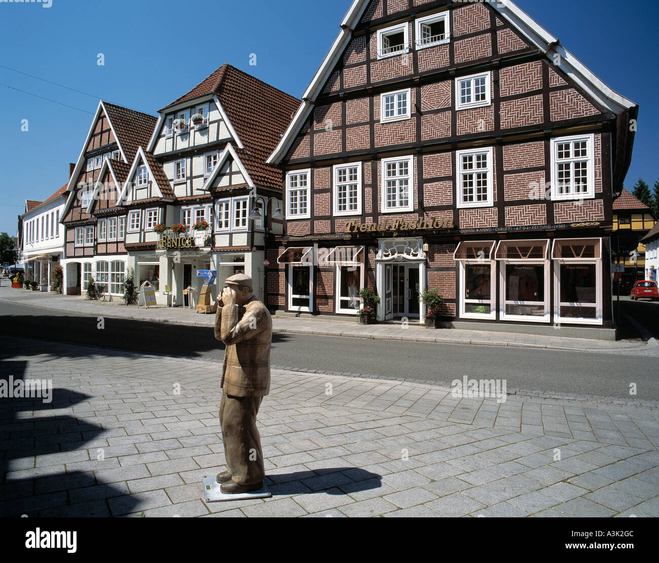 Skulptur eines Mannes fotografierenden Fachwerkhaeusern vor in Rietberg, Ostwestfalen, NRW Foto Stock