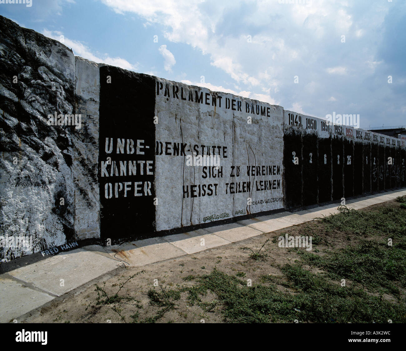 D-Berlino, luogo commemorativo in onore dei morti di persone presso il Muro di Berlino, il muro di Berlino era il confine tra Berlino Ovest e Berlino Est dal 13 agosto 1961 fino al 9 novembre 1989 Foto Stock