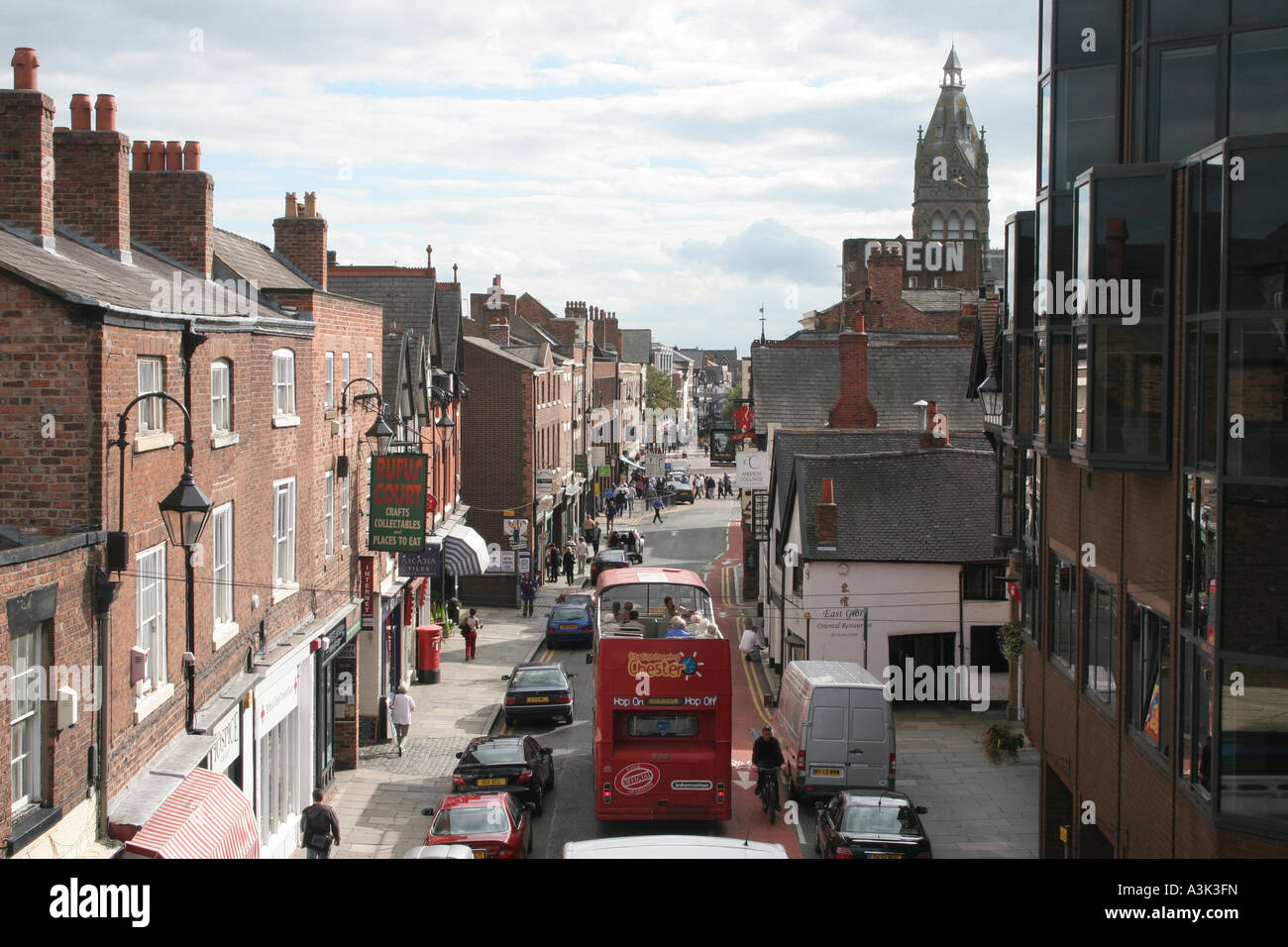 Northgate Street, Chester dalla porta nord verso il municipio e l'ex cinema Odeon Foto Stock