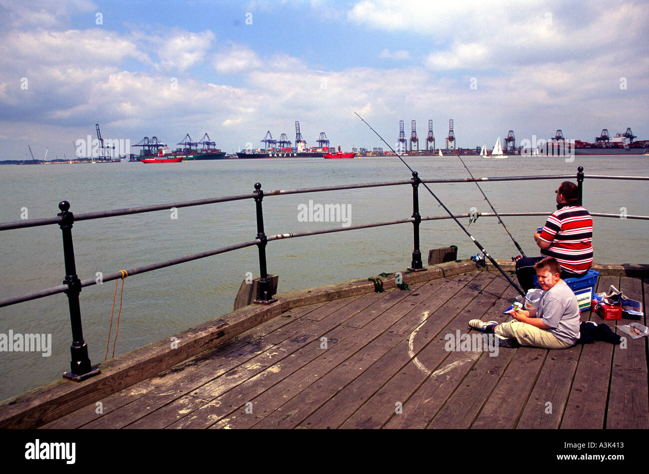 La pesca ha un penny pier Harwich Essex Inghilterra Felixstowe in distanza Foto Stock