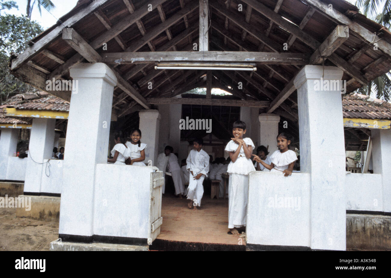 Gli alunni nella Aukana scuola buddista in Sri Lanka Foto Stock