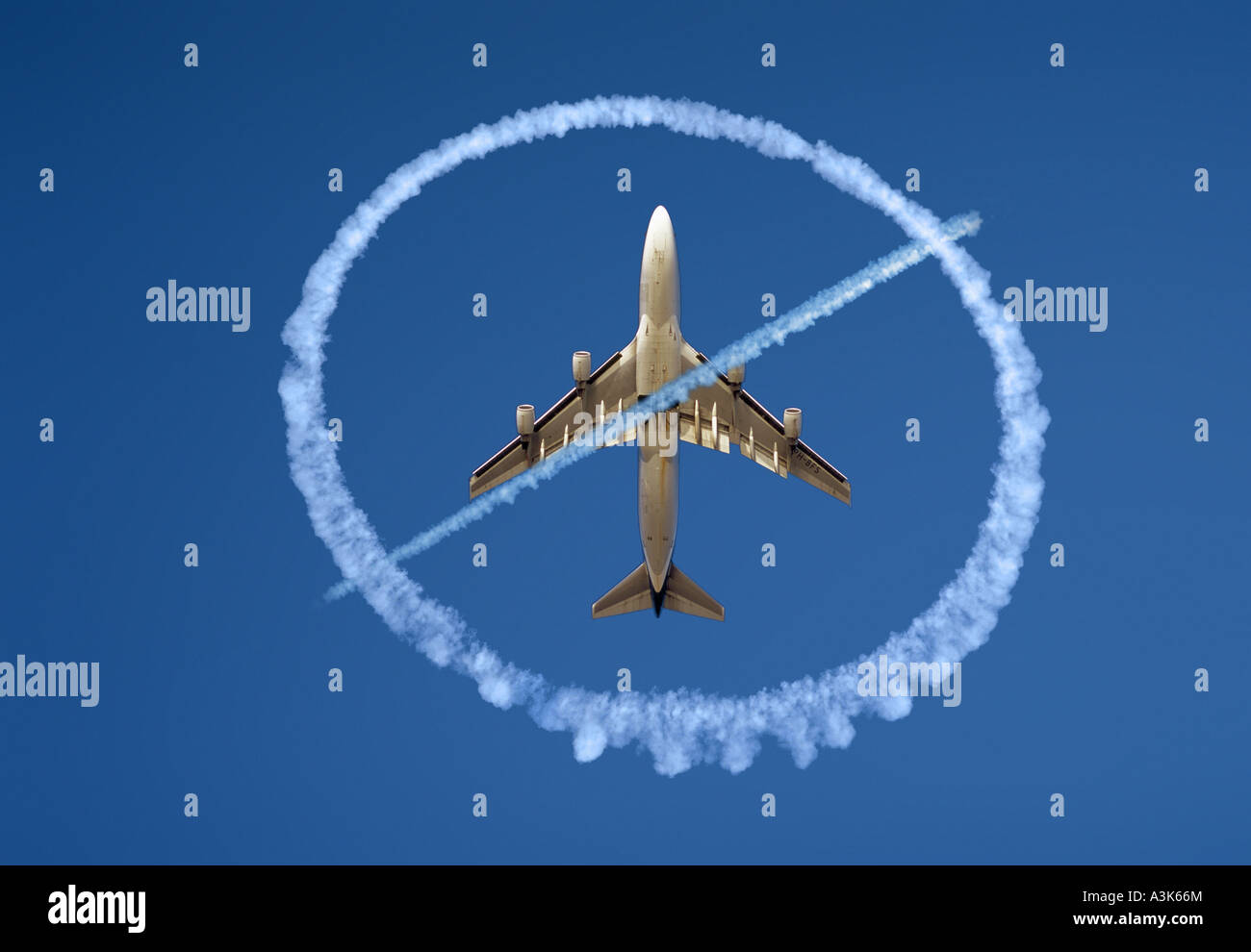 Airbus 340 serie quattro motore long haul rivestimento a getto visto da sotto con un perfetto cerchio di fumo e slash contro il cielo blu chiaro Foto Stock