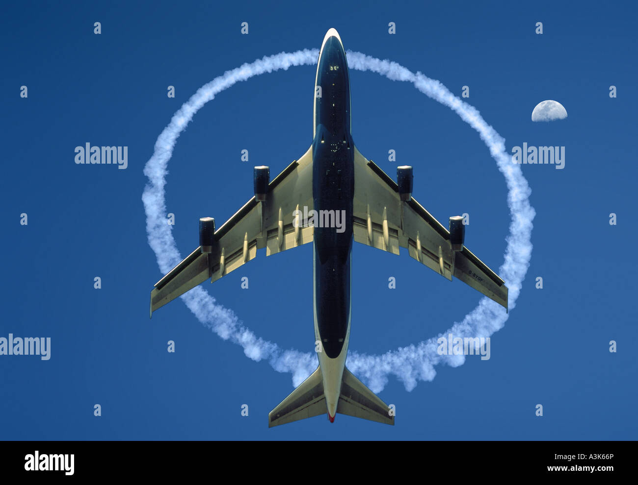 Un British Airways Boeing 747 jumbo jet visto da sotto con fumo trail  cerchio da skywriting e Nizza mezza luna Foto stock - Alamy